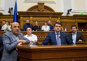 Пленарне засідання Верховної Ради України. Верховна Рада розпочала розгляд у другому читанні законопроєкту №2178-10 “Про внесення змін до деяких законодавчих актів України щодо обігу земель сільськогосподарського призначення”. Народні депутати з опозиційн